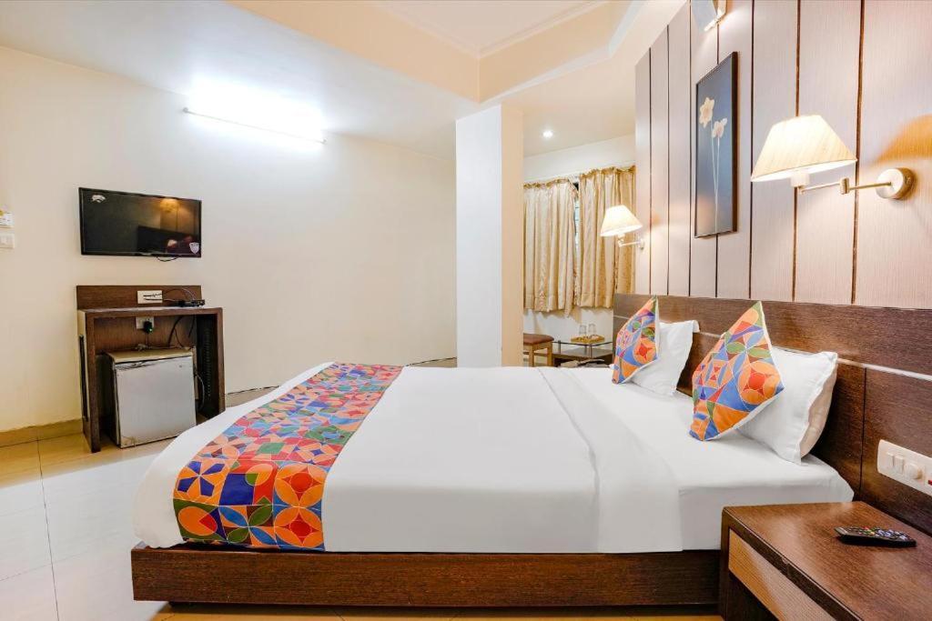 Gandharva Residency Swargate Hotell Pune Exteriör bild