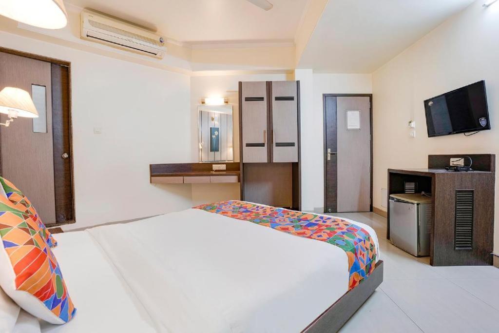 Gandharva Residency Swargate Hotell Pune Exteriör bild